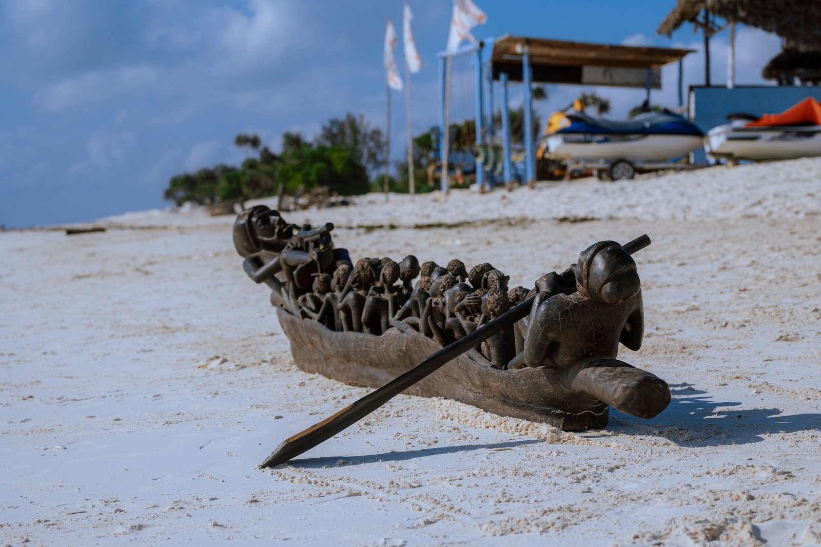 Group photograph of carved furniture and thrones on the beach — 0S7A4996.