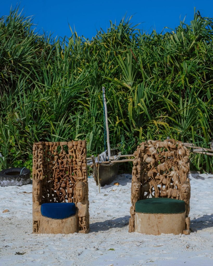 Group photograph of carved furniture and thrones on the beach — 0S7A4930.