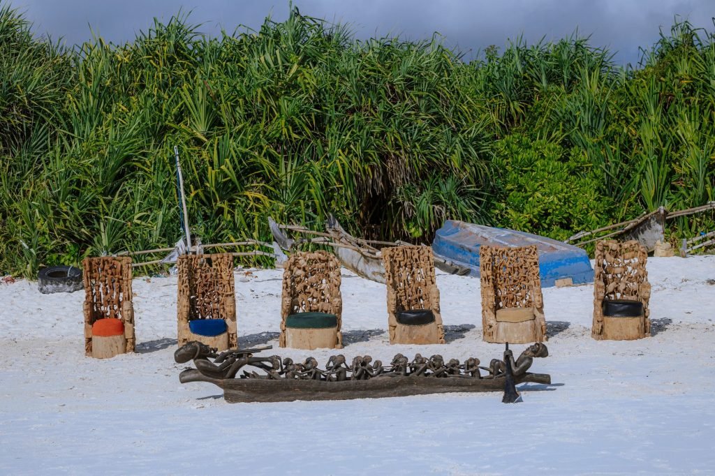 Group photograph of carved furniture and thrones on the beach — 0S7A4991.