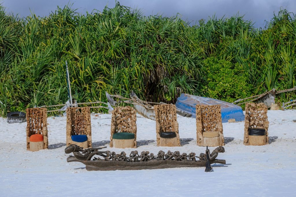 Group photograph of carved furniture and thrones on the beach — 0S7A4992.