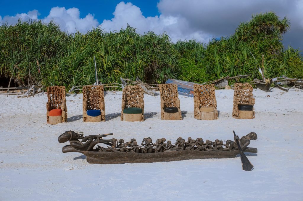 Group photograph of carved furniture and thrones on the beach — 0S7A5000.