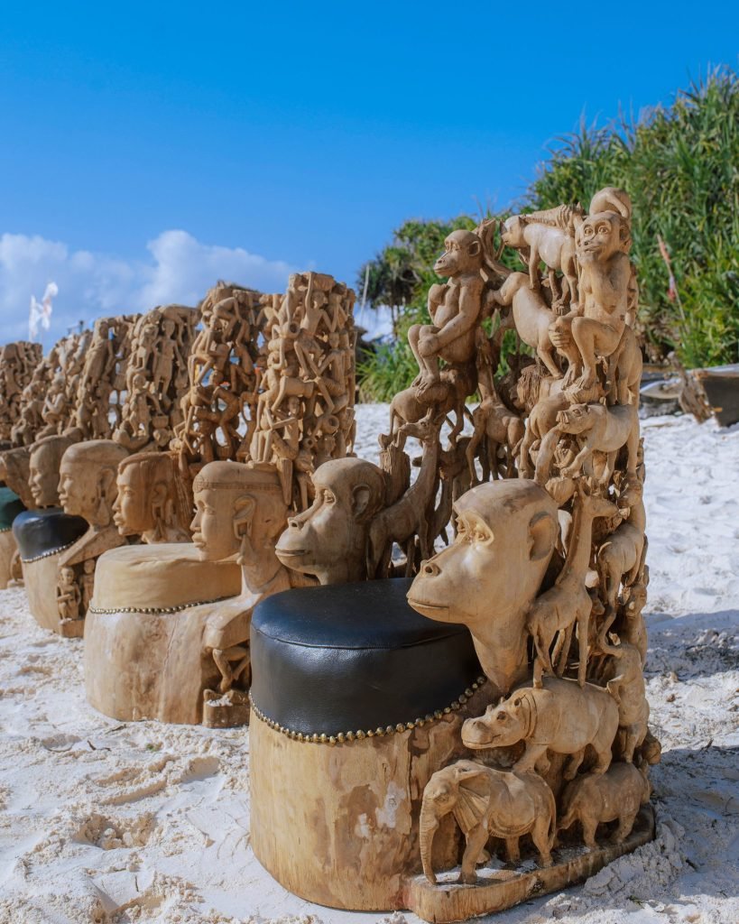 Group photograph of carved furniture and thrones on the beach — 0S7A5013.